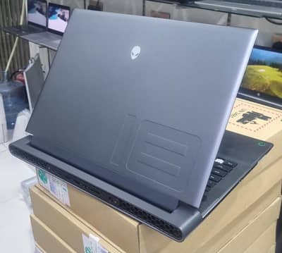 Alienware m18 R1 i9-13900HX 64GB Ram 8TB ssd RTX 4090 16GB