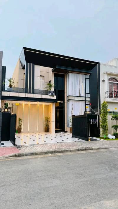 10 Marla Luxury House is Available for Rent in Bahria Town Lahore