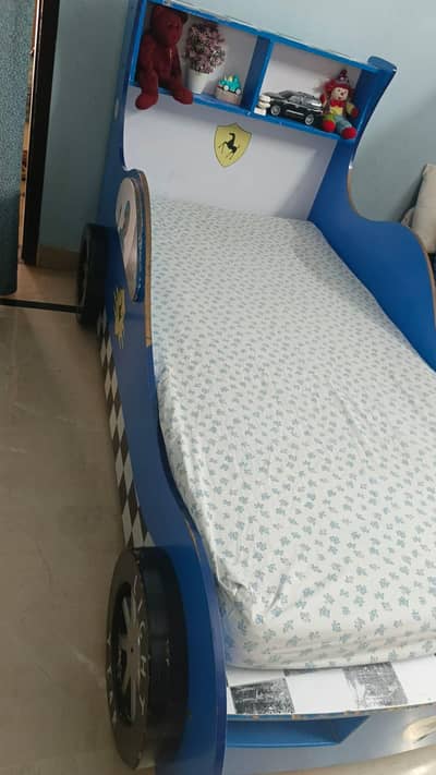 Car style kids bed in excellent condition