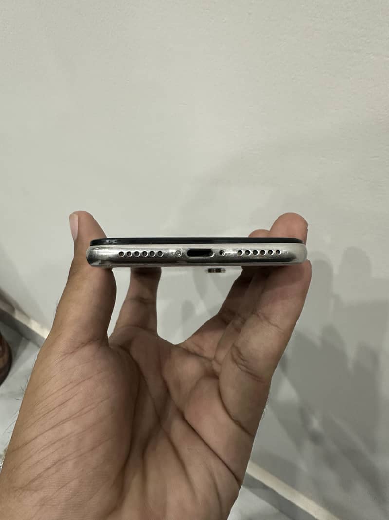 Apple iPhone X 4