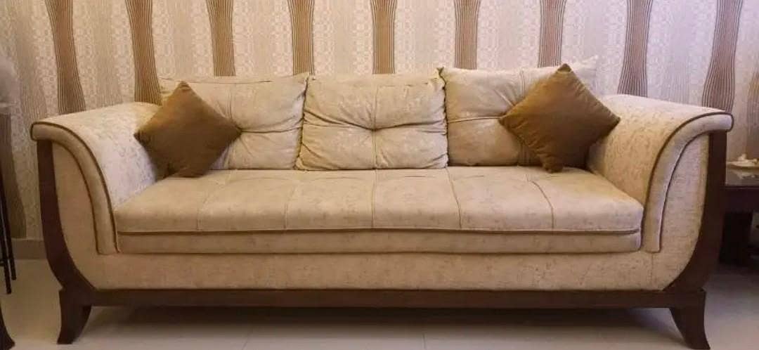 7 seaters sofa with Table 0