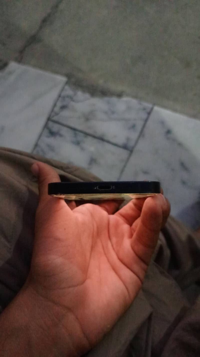 Apple iPhone 12 4