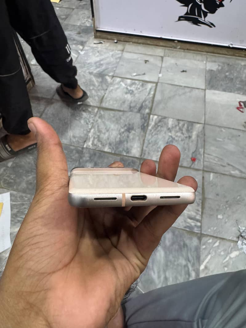 Google Pixel 8 4