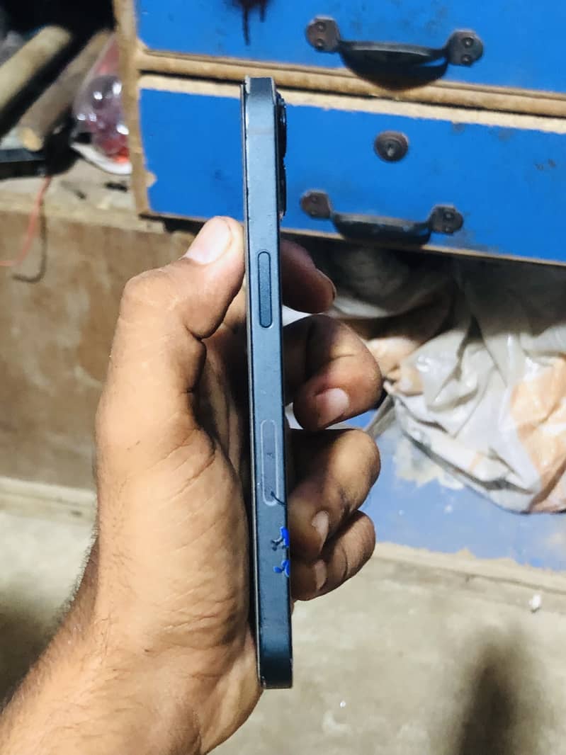 Apple iPhone 13 8