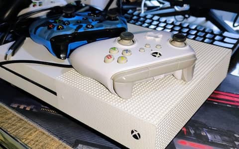 Xbox One S Disc + Digital 512GB - 2 Controller's