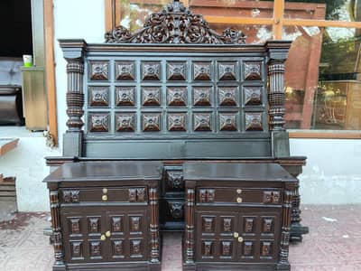 chainoti bed with sidetable