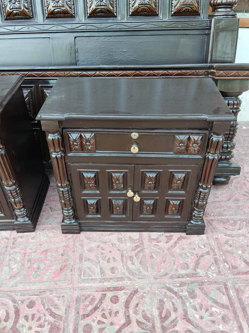 chainoti bed with sidetable 2