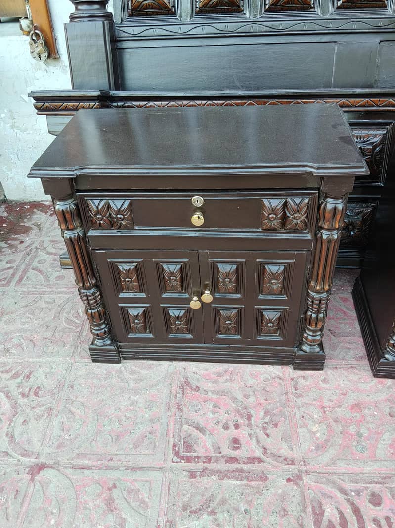 chainoti bed with sidetable 3