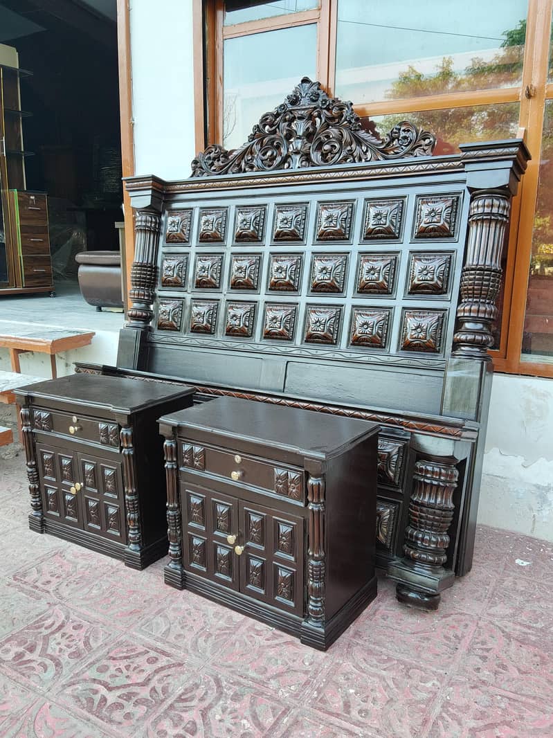 chainoti bed with sidetable 4