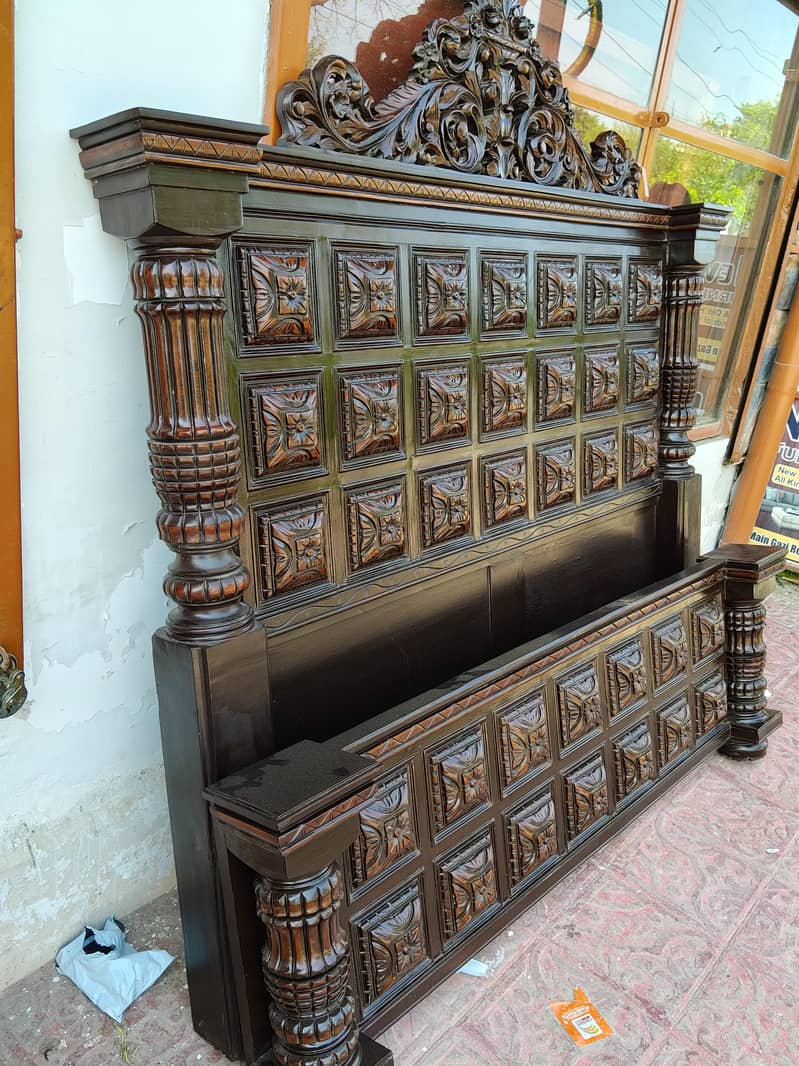 chainoti bed with sidetable 5