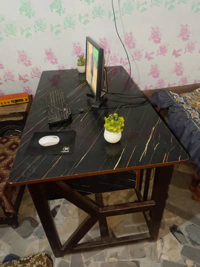 Dell system with accessories Copmputer table and baser