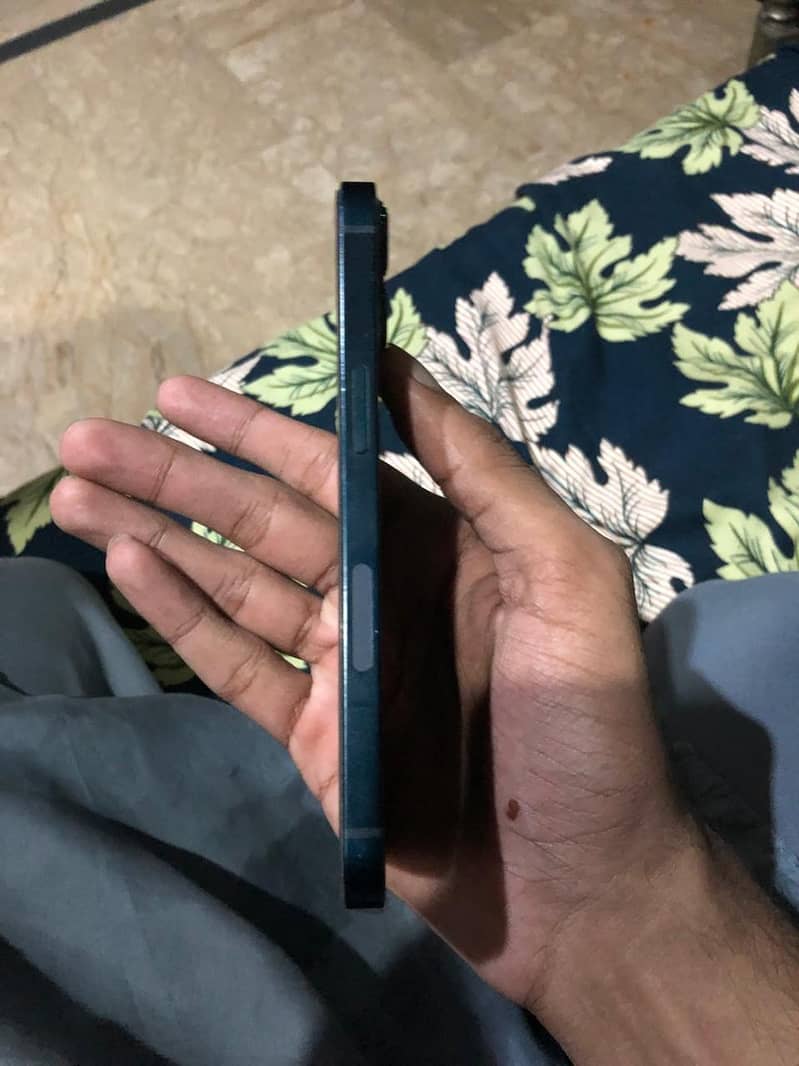 Apple iPhone 13 2