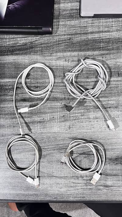 Apple c-c Apple c-lightning Apple USB-lightning Apple mega safe 3
