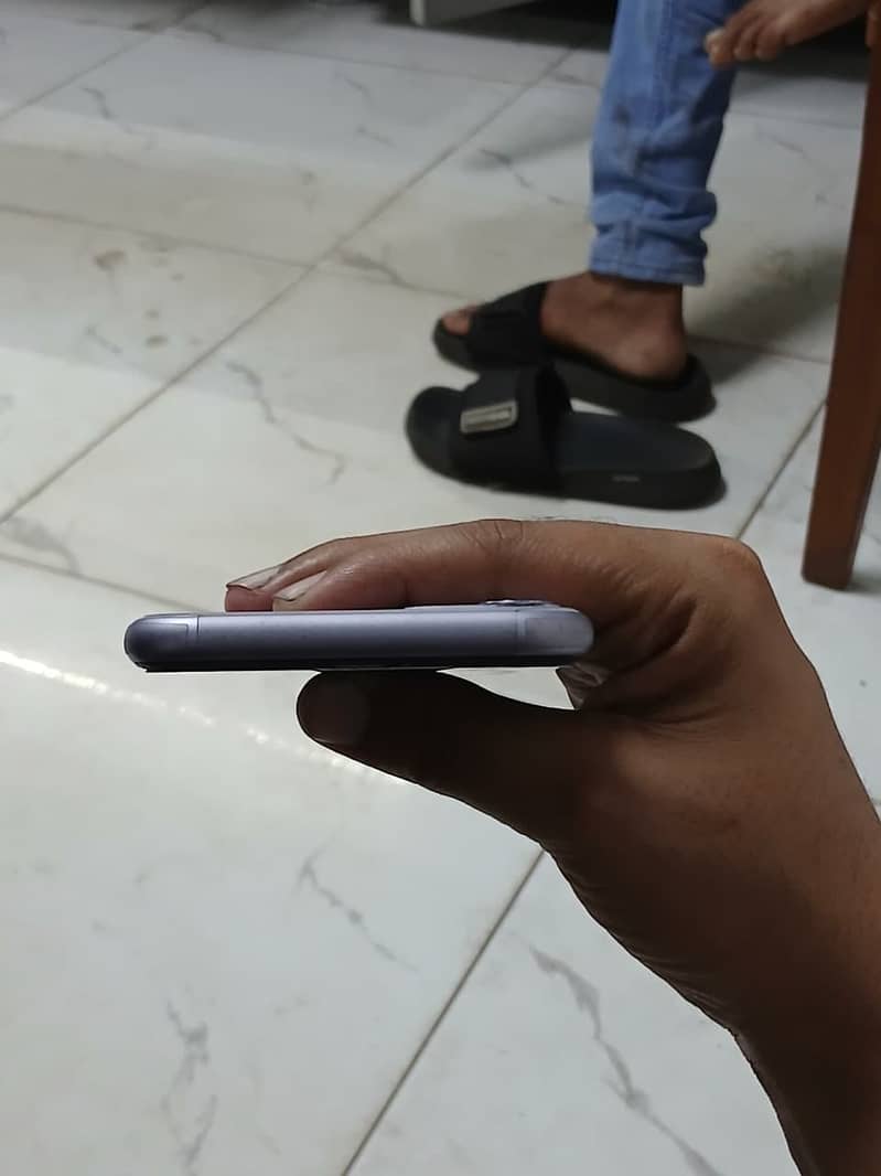 Apple iPhone 11 4