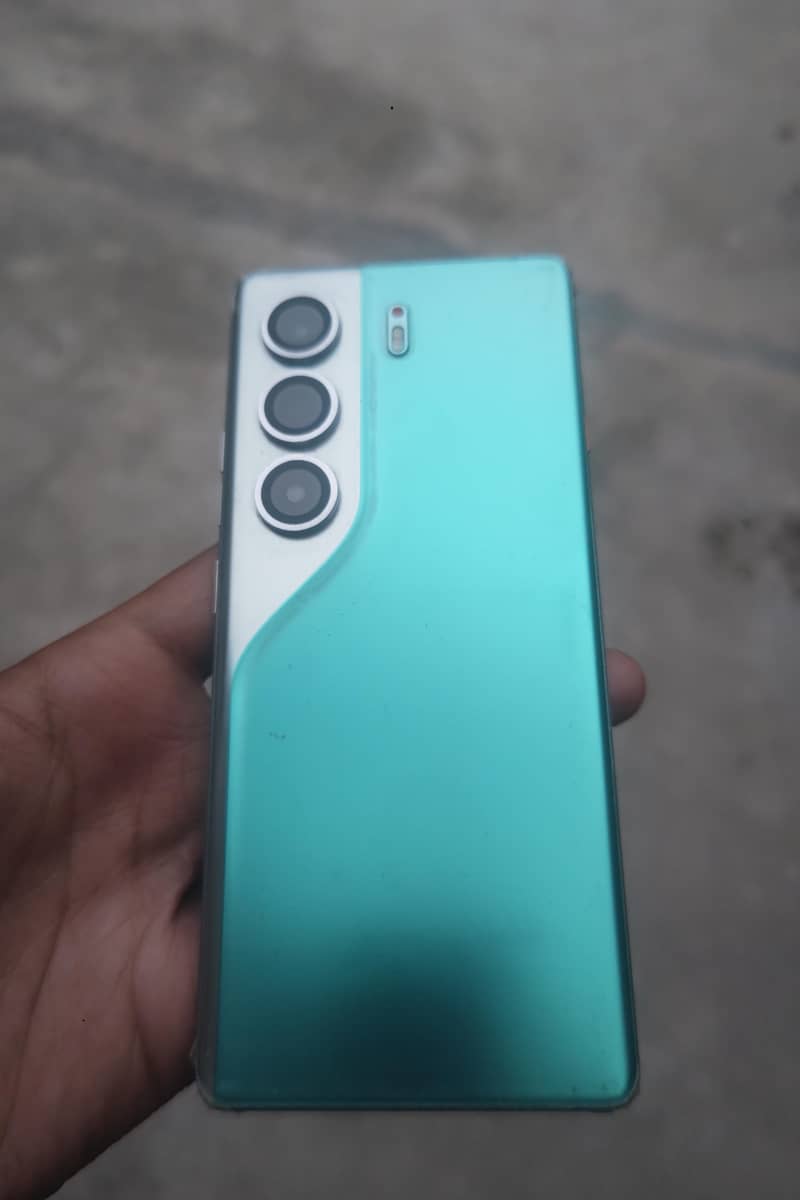 Tecno CAMON 40 Pro 1
