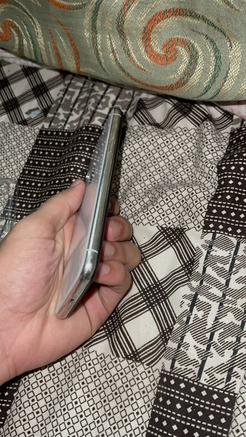 Apple iPhone X 4