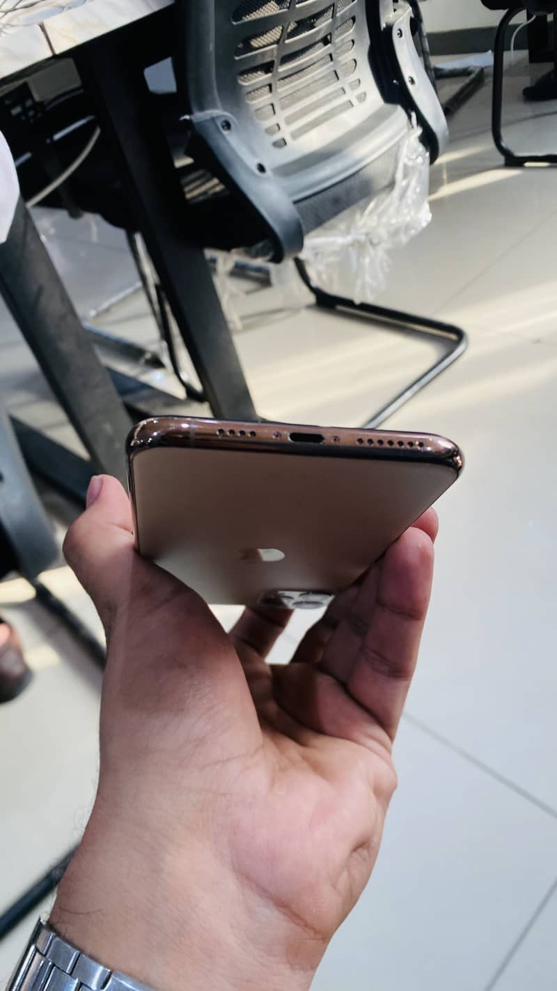 iPhone 11 Pro Max 4
