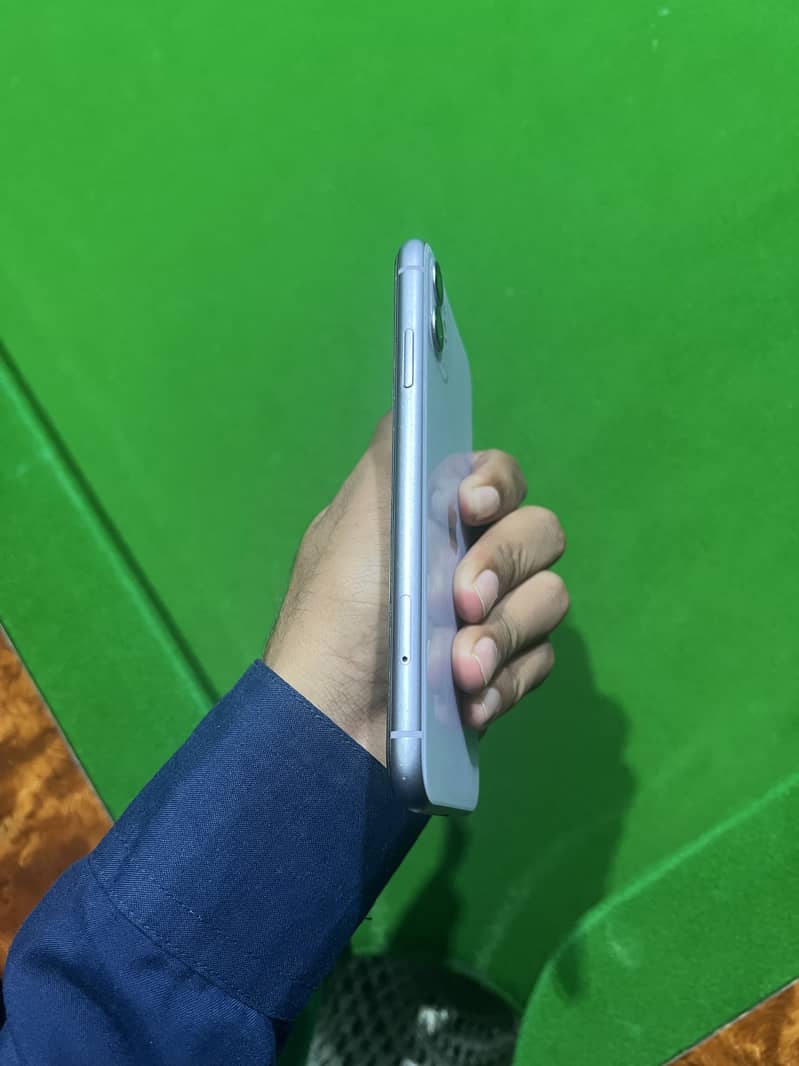 Apple iPhone 11 4