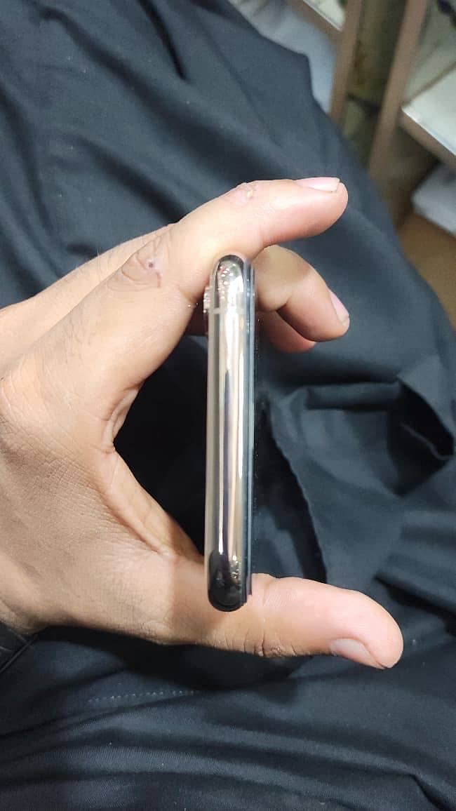Apple iPhone XS 4