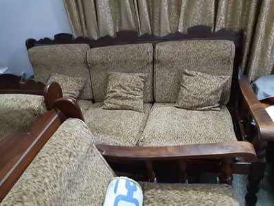 5 seater with cusion seats  but no tables