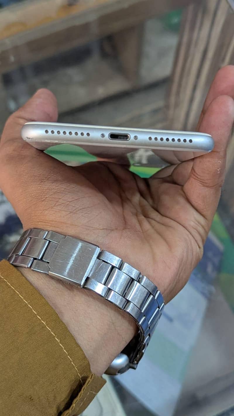 Apple iPhone 8 Plus 4