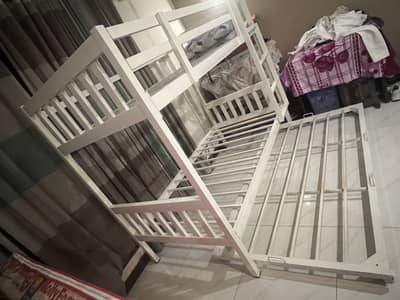 Solid metal frame White bunk beds, no rust, no bent
