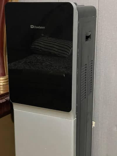 Water dispenser with Refrigerator