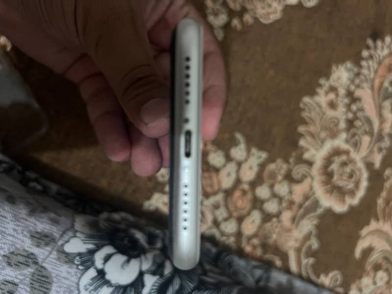 Apple iPhone 11 3