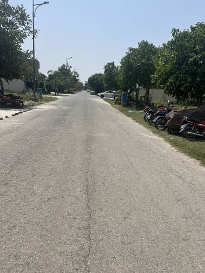 Prime Location Cheaper Price 1 Kanal Pair Of Plot C Block 70' Wide Road Between Modern Houses Direct Access From Park & Penta Square