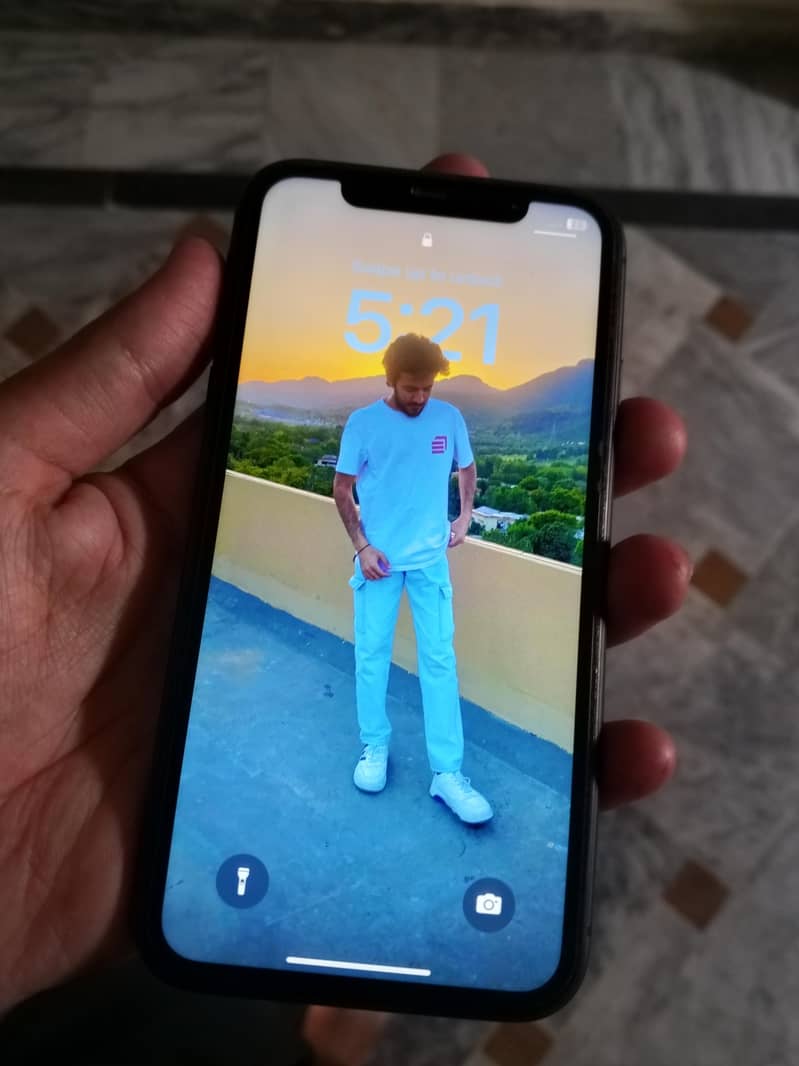 Apple iPhone 11 4