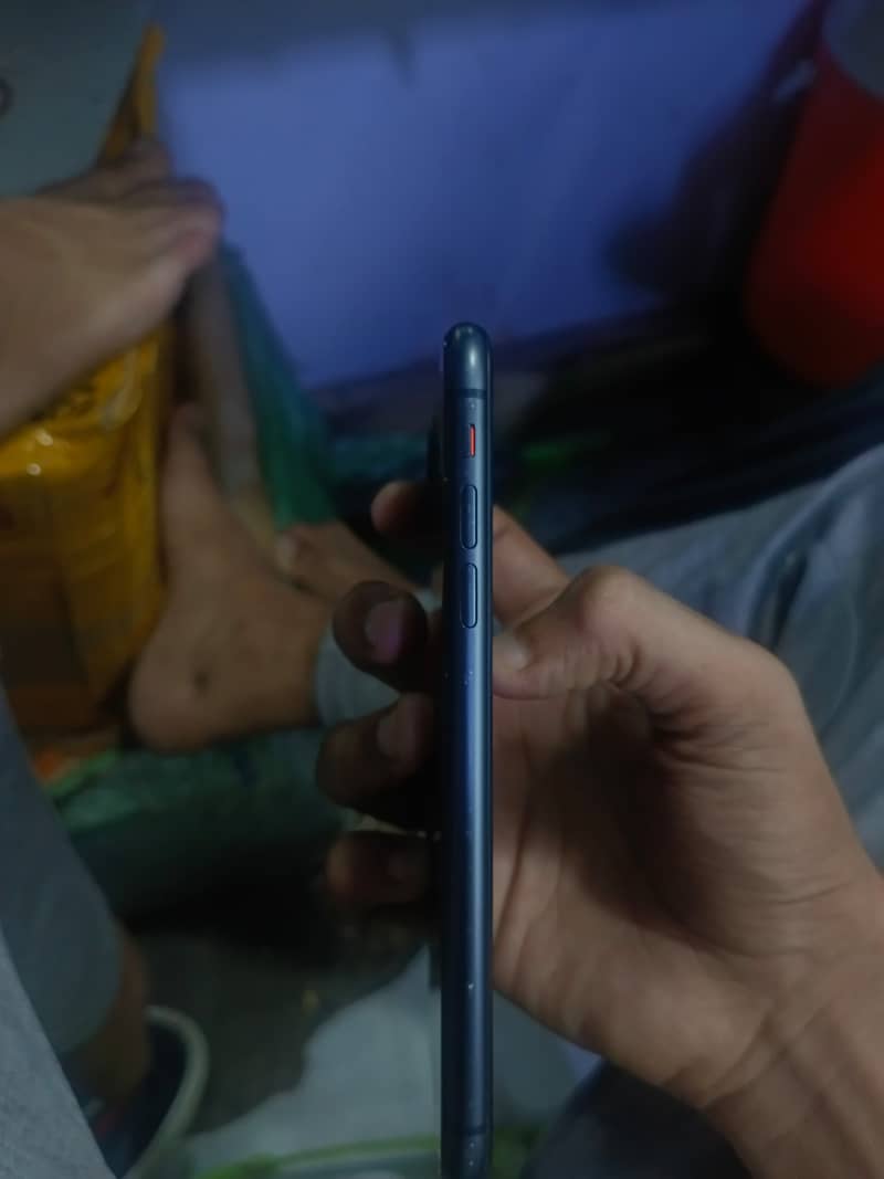 Apple iPhone 11 4