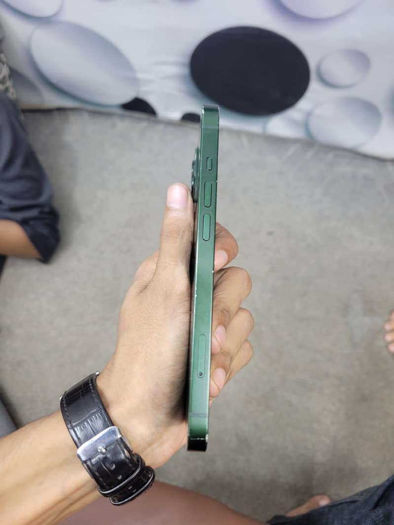 Apple iPhone 13 2