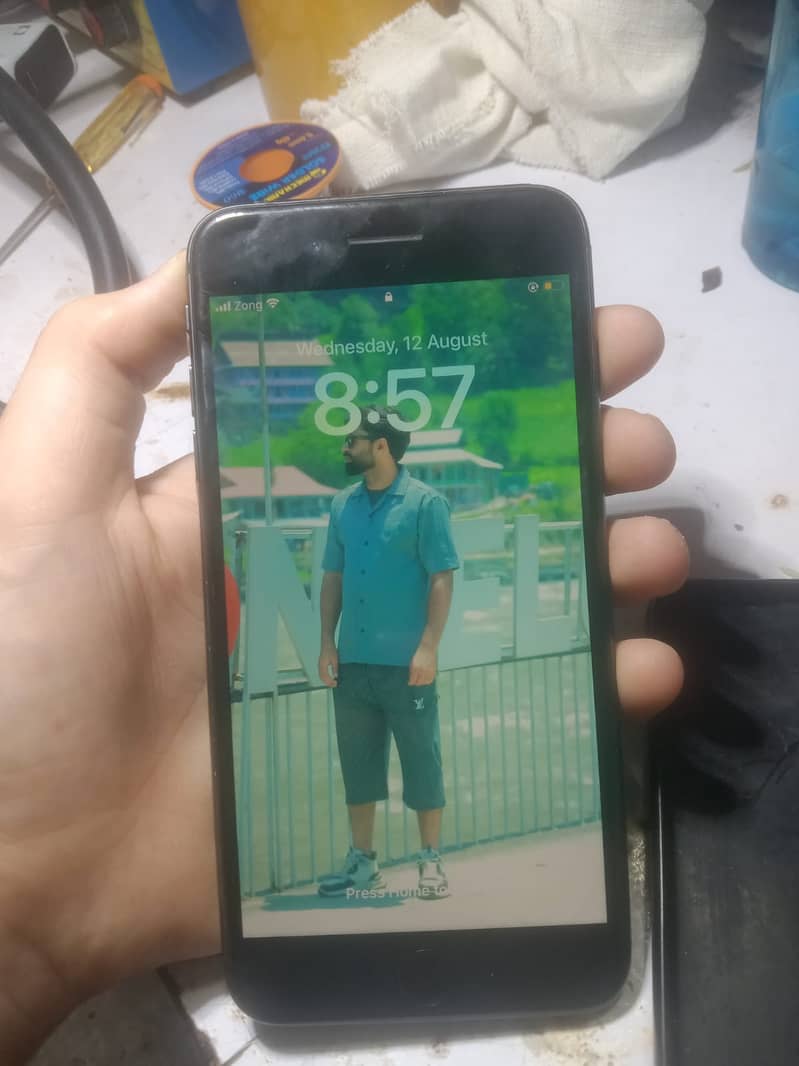 Apple iPhone 8 Plus 1