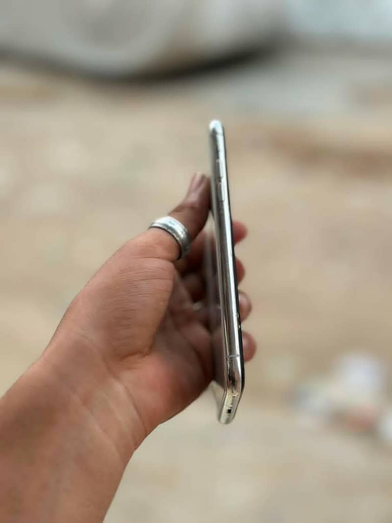 Apple iPhone X 4