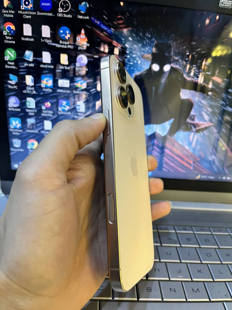 Apple iPhone 16 Pro Max 4
