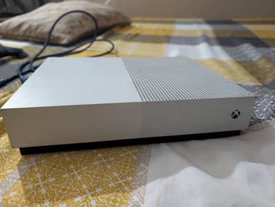 Xbox one S without controller in good condition
