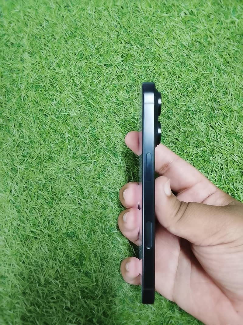 Apple iPhone 16 Pro 1