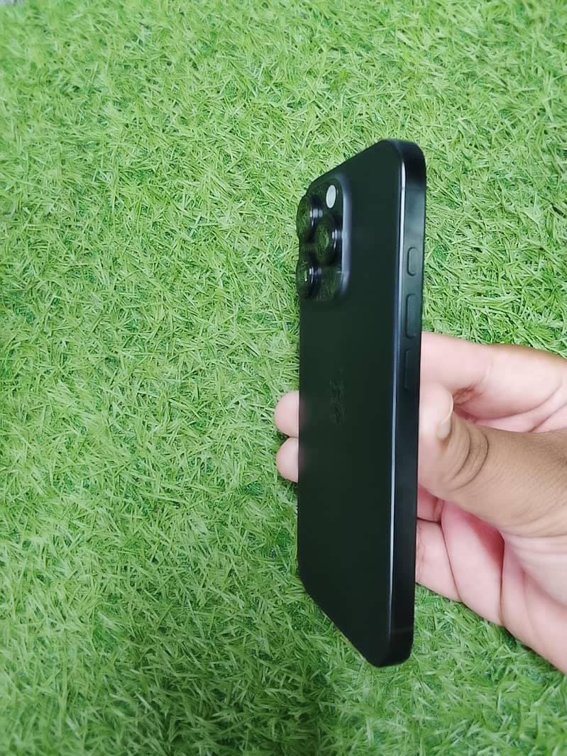 Apple iPhone 16 Pro 2