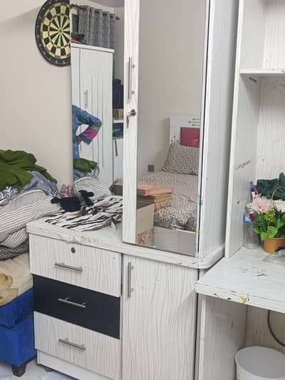dressing table/wooden table/dresser for sale / mirror