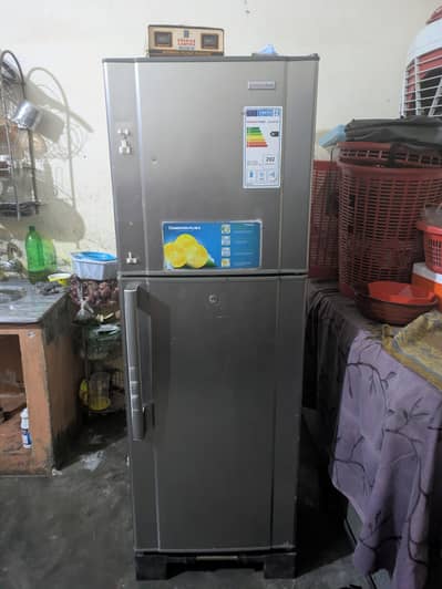 full size ki fridge ha achi halat ha Kisi kisam ka masla nahi ha j