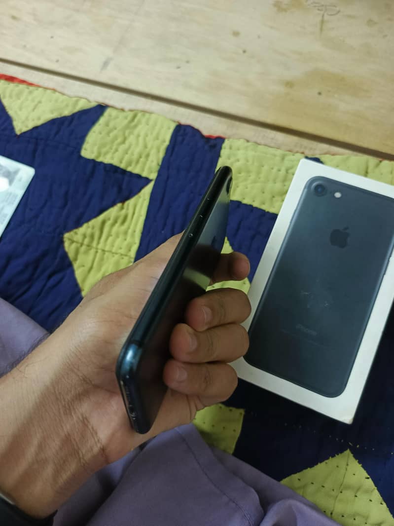 Apple iPhone 7 0