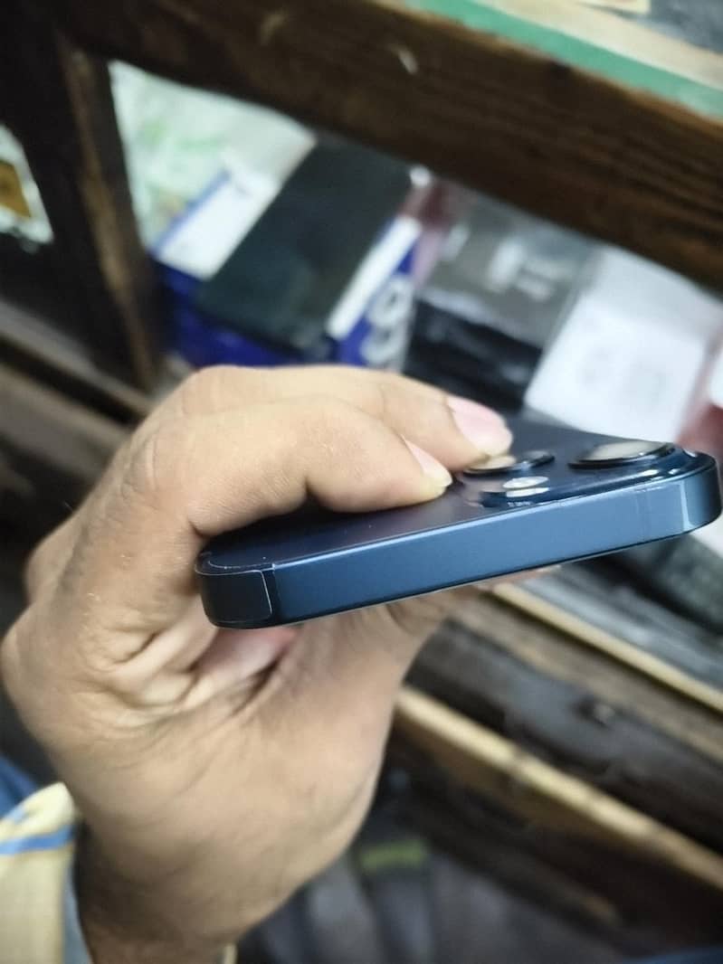 Apple iPhone 13 2