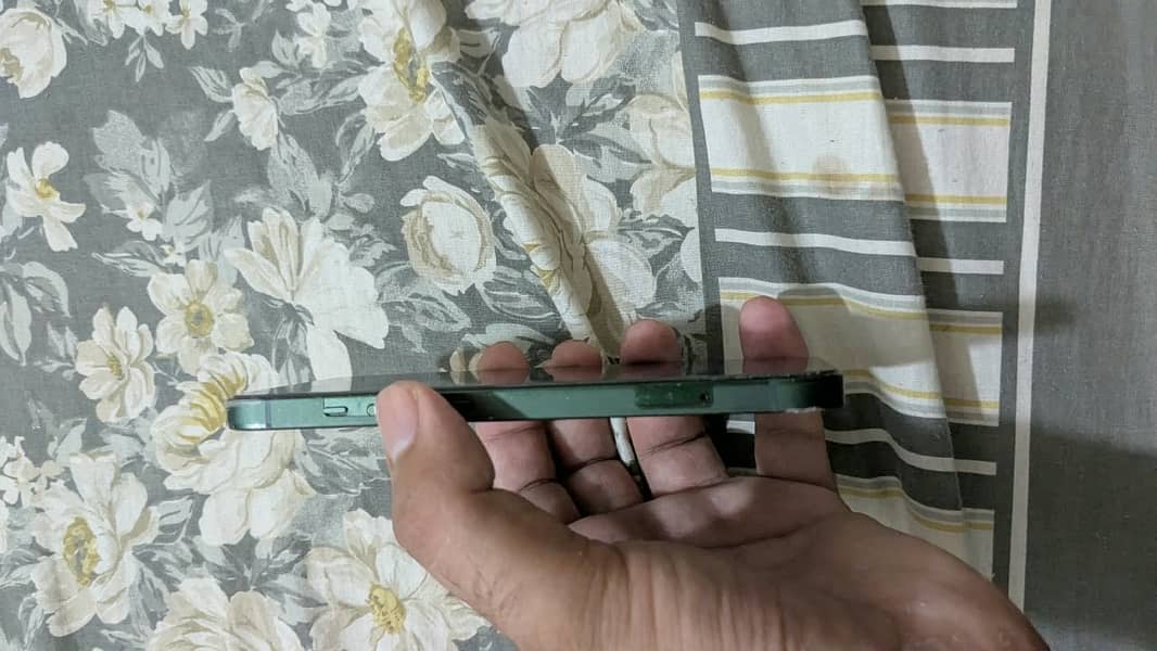 Apple iPhone 13 4