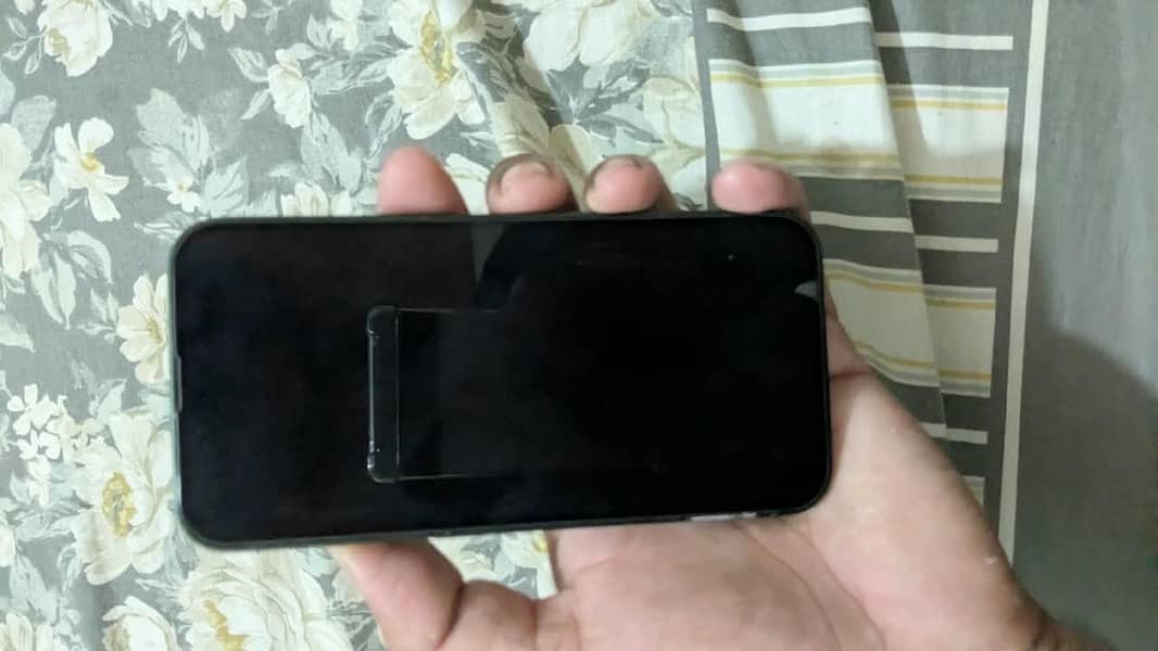 Apple iPhone 13 5