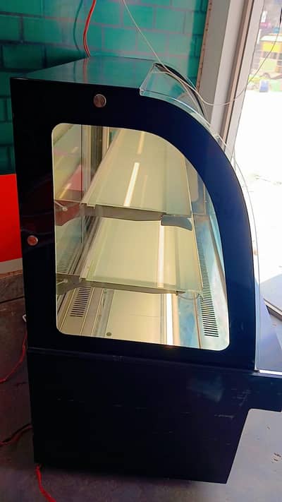 Cake and pastry chiller counter