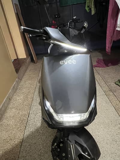 6480 km chali hai gar ki scooty hai 1.5 ampire lati hai charge pai