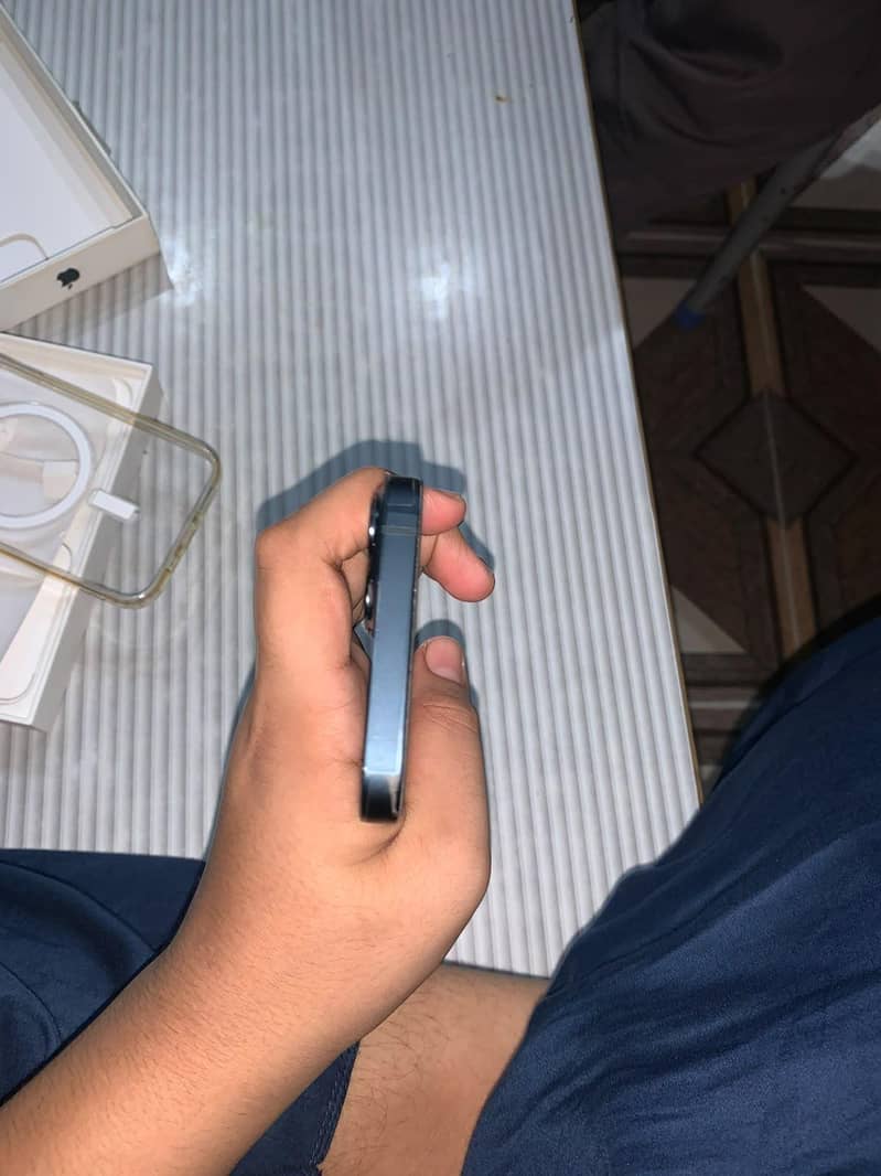 Apple iPhone 13 8