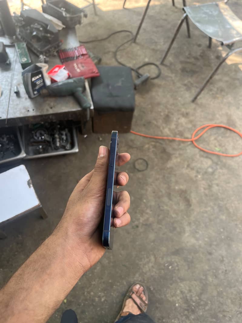 Apple iPhone 12 4