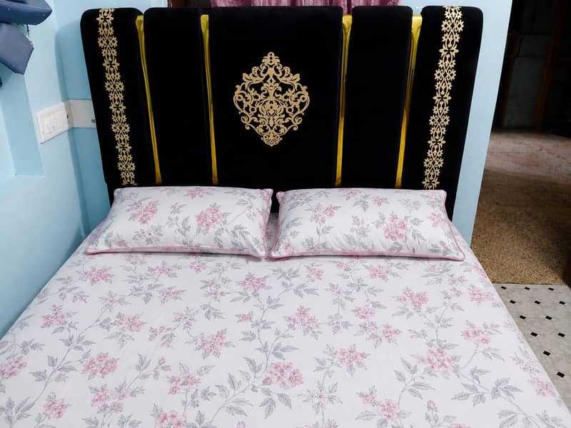 king size Bed witb side table and Dressing Table 0