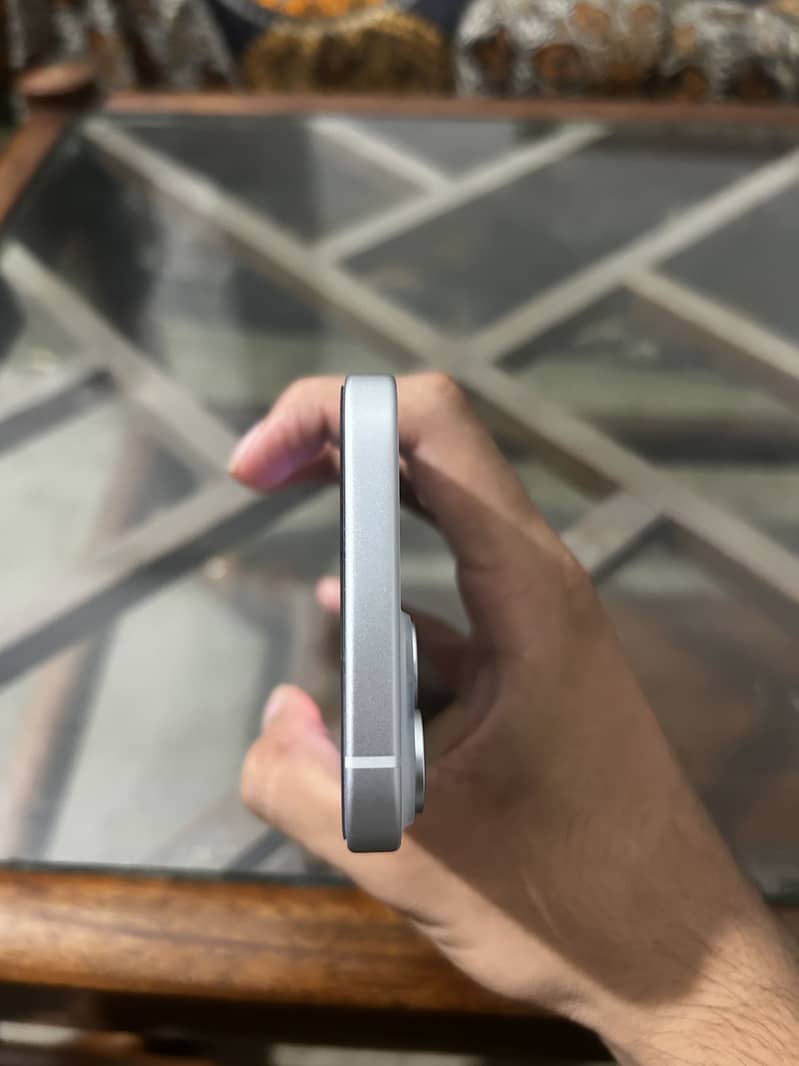 Apple iPhone 15 4